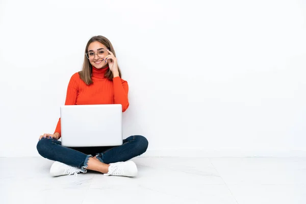Genç Beyaz Kadın Dizüstü Bilgisayarı Gözlükleriyle Yerde Oturuyor Mutlu — Stok fotoğraf
