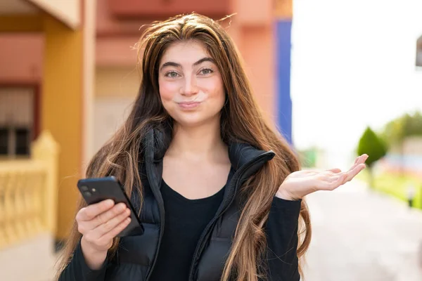 Giovane Donna Abbastanza Caucasica Utilizzando Telefono Cellulare All Aperto Facendo — Foto Stock