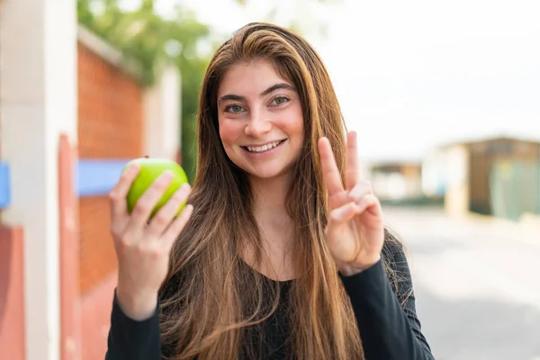 Молода Красива Біла Жінка Яблуком Відкритому Повітрі Посміхається Показує Знак — стокове фото