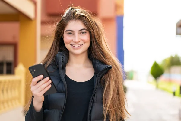 Giovane Bella Donna Caucasica Utilizzando Telefono Cellulare All Aperto Sorridendo — Foto Stock