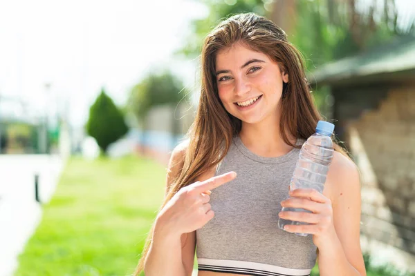 Jonge Mooie Blanke Vrouw Met Een Fles Water Buiten Wijzen — Stockfoto