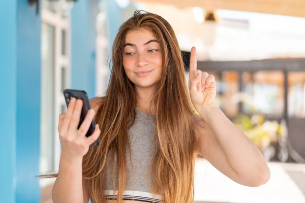 Giovane Bella Donna Caucasica Utilizzando Telefono Cellulare Dito Sollevamento — Foto Stock