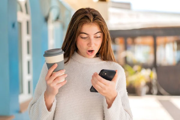 Jonge Vrij Blanke Vrouw Met Behulp Van Mobiele Telefoon Het — Stockfoto