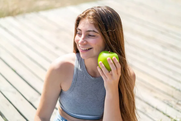 Mladá Hezká Běloška Drží Jablko Šťastným Výrazem — Stock fotografie