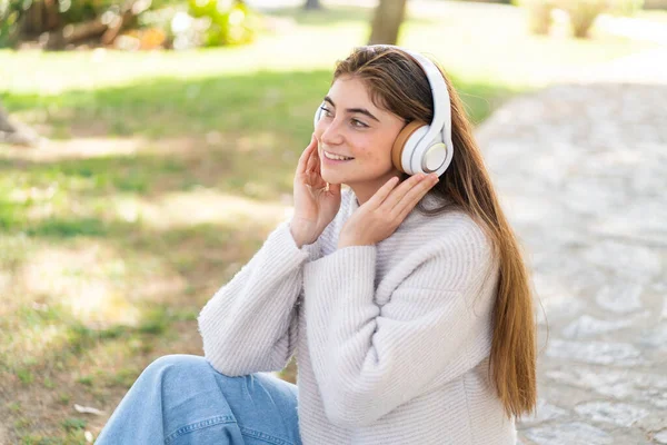 Молодая Довольно Белая Женщина Слушает Музыку — стоковое фото