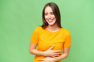 Genç, güzel, beyaz bir kadın izole edilmiş arka planda gülümsüyor.