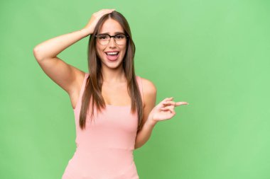 Tecrit edilmiş bir geçmişi olan güzel beyaz bir kadın şaşırmış ve parmağını kenarı işaret ediyor.