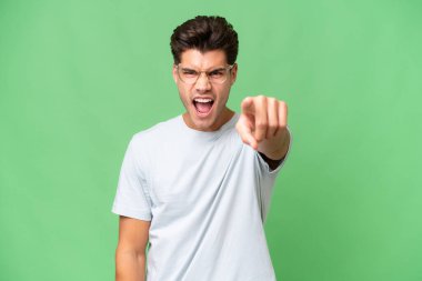 Kafkasyalı yakışıklı, soyutlanmış bir geçmişi var. Hüsrana uğramış ve ön tarafı işaret ediyor.