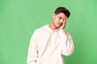 Kafkasyalı yakışıklı, soyutlanmış, başı ağrıyan genç bir adam.