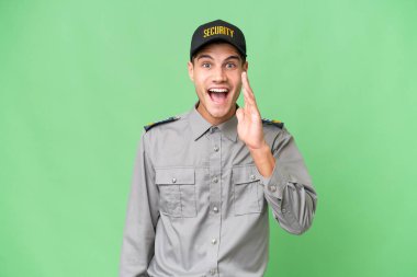 Şaşırmış ve şok olmuş yüz ifadesiyle izole edilmiş genç bir güvenlik görevlisi.