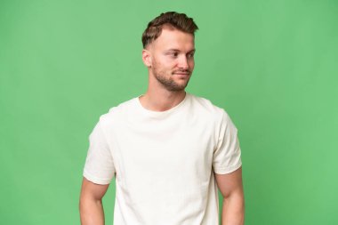 Sarışın, beyaz, soyutlanmış bir geçmişi olan bir adam.