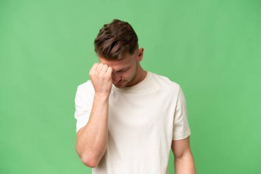 Sarışın, beyaz, soyutlanmış, başı ağrıyan bir adam.