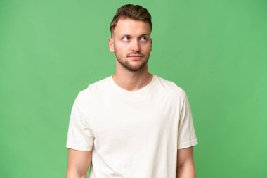 Soyutlanmış geçmişi olan genç sarışın beyaz bir adam şüpheli hareketler yapıyor.