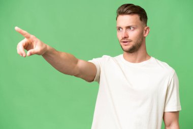 Sarışın, beyaz, soyutlanmış geçmişi olan genç bir adam.