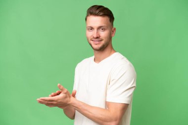 Sarışın, beyaz bir adam, izole edilmiş arka planda alkışlıyor.