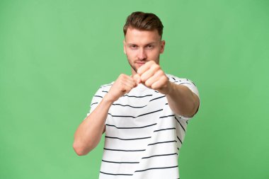 Sarışın, beyaz, soyutlanmış, kavgacı bir geçmişi var.