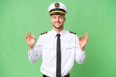 Uçak pilotu izole edilmiş arka planda parmaklarıyla 