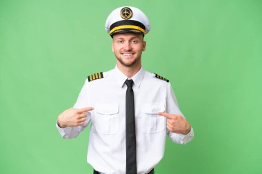 Uçak pilotu kendini beğenmiş ve gururlu.