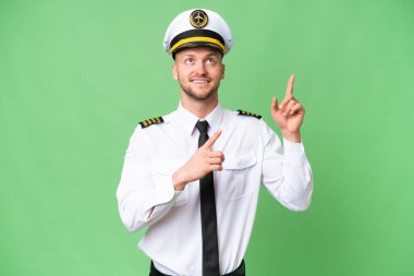 İzole edilmiş arka planda uçak pilotu işaret parmağı harika bir fikir.