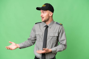 Yüzünde sürpriz ifade olan, izole edilmiş bir geçmişi olan beyaz bir adam.