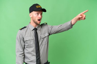 İzole edilmiş arka planda genç bir beyaz adam...