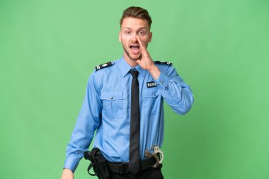 Şok olmuş ve şaşırmış bir yüz ifadesiyle izole edilmiş genç bir polis.