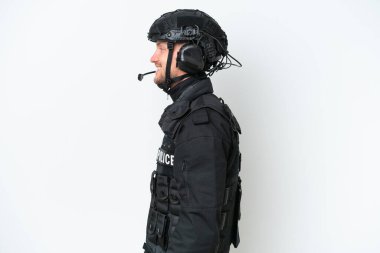 İzole edilmiş beyaz arka plan üzerinde SWAT adamı yan pozisyonda gülüyor.