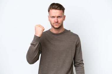 Beyaz arka planda, mutsuz bir ifadeyle izole edilmiş genç sarışın beyaz bir adam.