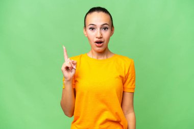 Genç Arap kadın, izole edilmiş arka planda parmağını kaldırarak çözümü anlamaya çalışıyor.