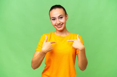 Şaşırtıcı bir yüz ifadesiyle izole edilmiş genç bir Arap kadın.