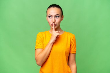 Genç bir Arap kadının izole edilmiş bir geçmişi var. Sessiz bir jest işareti var. Parmağını ağzına sok.