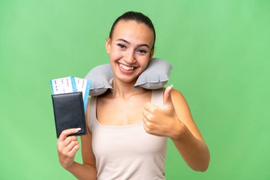 Şişirilebilir Seyahat Yastığı 'na sahip genç bir Arap kadın.