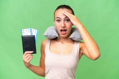 Şişirilebilir Seyahat Yastığı 'na sahip genç bir Arap kadın.