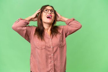 Soyutlanmış geçmişi olan orta yaşlı beyaz bir kadın bunalıma girmiş.