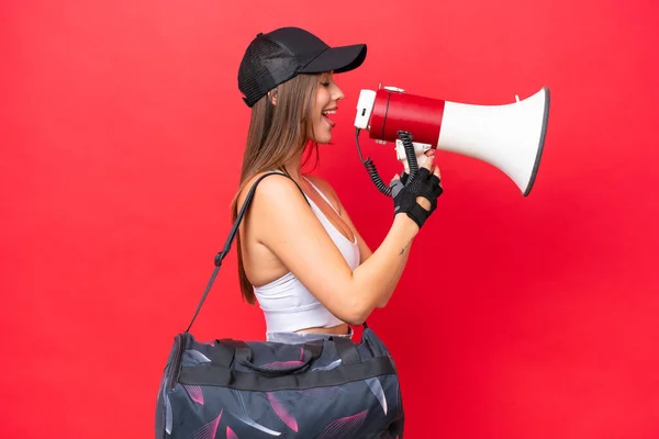 Νεαρή Όμορφη Αθλητική Γυναίκα Αθλητική Τσάντα Απομονωμένη Κόκκινο Φόντο Φωνάζοντας — Φωτογραφία Αρχείου