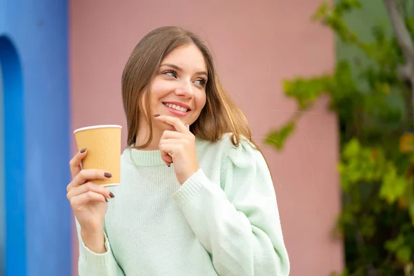 Jovem Mulher Loira Bonita Segurando Tomar Café Livre Pensando Uma — Fotografia de Stock