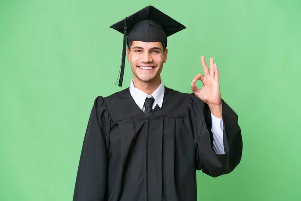 Νεαρός Απόφοιτος Πανεπιστημίου Καυκάσιος Άνθρωπος Πάνω Από Απομονωμένη Φόντο Δείχνει — Φωτογραφία Αρχείου