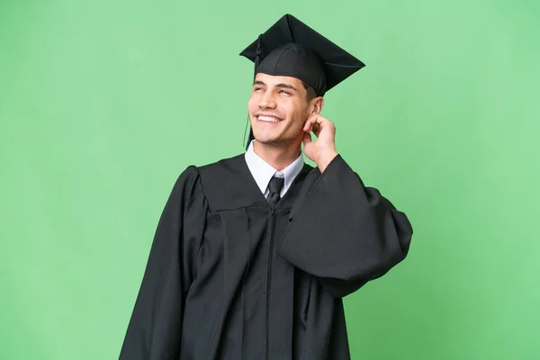 Jovem Universitário Graduado Caucasiano Homem Sobre Fundo Isolado Pensando Uma — Fotografia de Stock