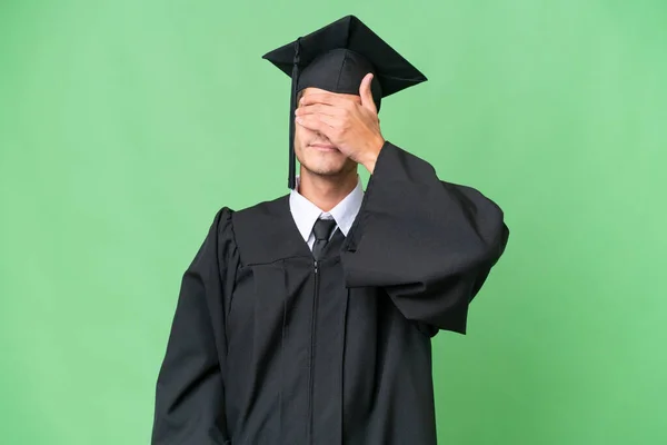 Jovem Graduado Universitário Caucasiano Sobre Fundo Isolado Cobrindo Olhos Pelas — Fotografia de Stock