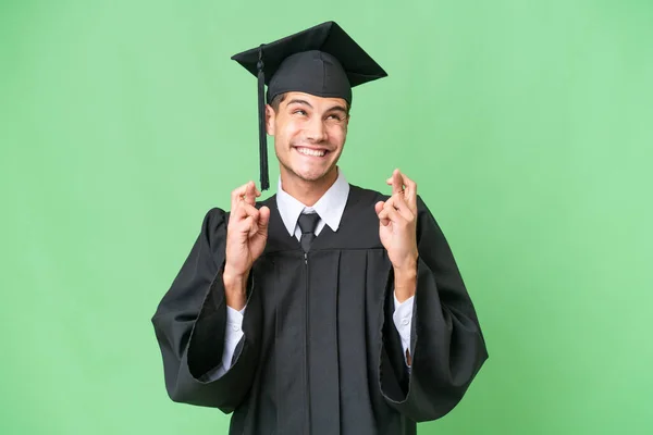 Νεαρός Απόφοιτος Πανεπιστημίου Καυκάσιος Άνδρας Απομονωμένο Υπόβαθρο Σταυρωμένα Δάχτυλα — Φωτογραφία Αρχείου