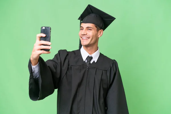 Giovane Laureato Uomo Caucasico Sfondo Isolato Facendo Selfie — Foto Stock