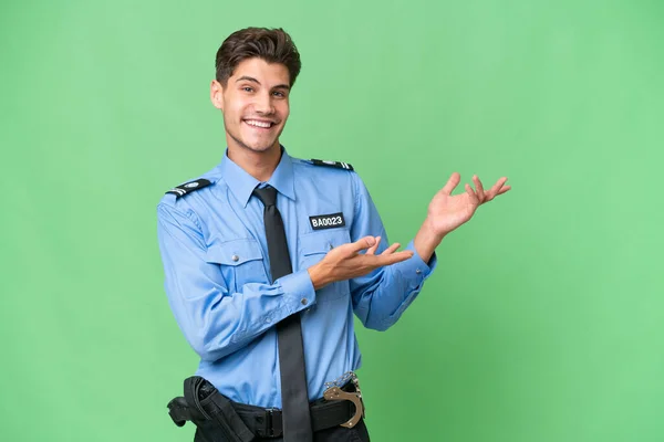 Молодой Полицейский Изолированном Фоне Протягивает Руки Сторону Приглашение Прийти — стоковое фото
