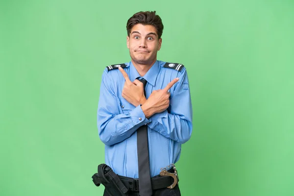 Молодий Поліцейський Над Ізольованим Тлом Вказує Латералів Сумніви — стокове фото