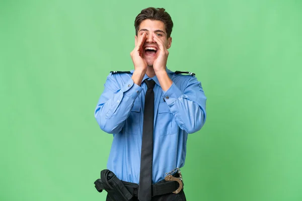 Молодий Поліцейський Над Ізольованим Фоном Кричить Оголошує Щось — стокове фото