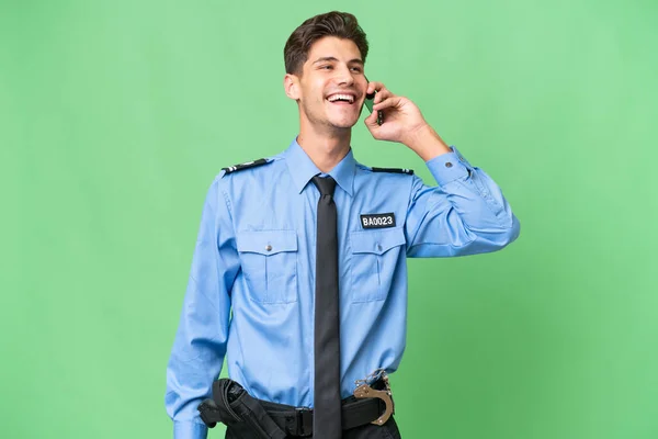Молодой Полицейский Изолированном Фоне Ведет Беседу Мобильным Телефоном — стоковое фото
