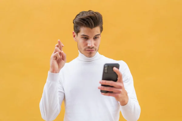 Νεαρός Καυκάσιος Άνδρας Εξωτερικούς Χώρους Χρησιμοποιώντας Κινητό Τηλέφωνο Σταυρωτά Δάχτυλα — Φωτογραφία Αρχείου