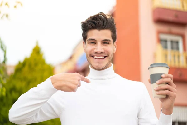 Junger Kaukasischer Mann Hält Freien Einen Kaffee Zum Mitnehmen Mit — Stockfoto