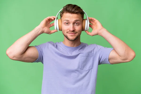 Zole Edilmiş Arka Planda Genç Sarışın Beyaz Adam Müzik Dinliyor — Stok fotoğraf
