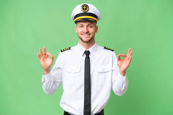Flugzeugpilot Mann Über Isoliertem Hintergrund Zeigt Ein Zeichen Mit Fingern — Stockfoto