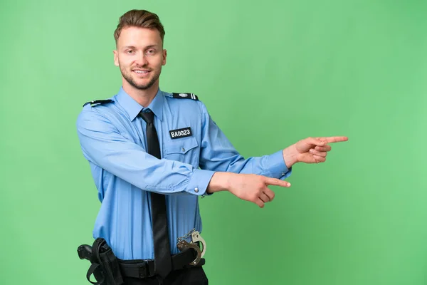 Junger Polizist Über Isolierten Hintergrund Zeigt Mit Dem Finger Zur — Stockfoto